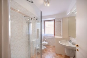 Dusche, Haartrockner, Bidet, Handtücher
