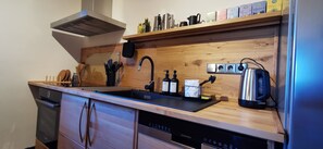 ثلاجة، فرن، موقد طهي مسطح، غسالة أطباق