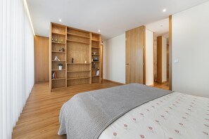 3 bedrooms, desk, iron/ironing board, travel cot