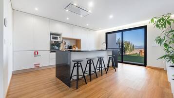 Frigorifero, microonde, forno, piano cottura