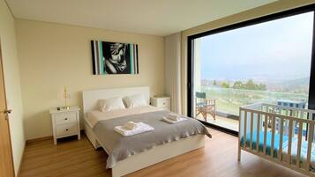 3 chambres, bureau, fer et planche à repasser, lit parapluie