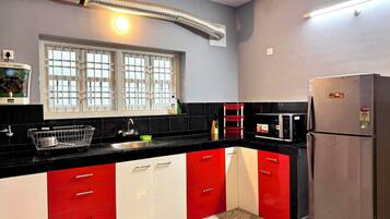 Réfrigérateur, micro-ondes, plaque de cuisson, bouilloire électrique