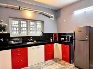 Réfrigérateur, micro-ondes, plaque de cuisson, bouilloire électrique