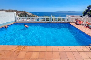 Apartment | Pool | Outdoor pool - House in Rosas With Waterfront & Beach Nearby (Roses)