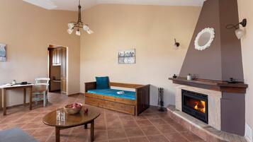 Leilighet, 1 soverom, balkong, utsikt mot innsjø | Oppholdsområde | En 42-tommers LCD-TV med digitale kanaler