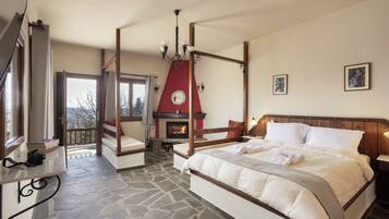 Rom, utsikt mot innsjø | Dundyner, safe på rommet, blendingsgardiner og lydisolert