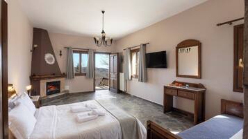 Monolocale Standard, balcone, vista lago | 1 camera, copriletto in piuma, una cassaforte in camera, tende oscuranti