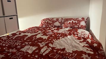 1 slaapkamer, een strijkplank/strijkijzer, wifi, beddengoed