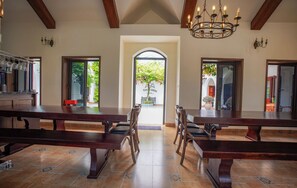 Perhehuvila, näköala puutarhaan | Oleskelualue