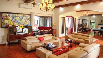 Stórt einbýlishús fyrir fjölskyldur - útsýni yfir garð | 3 svefnherbergi, skrifborð, ókeypis þráðlaus nettenging