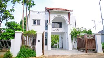Uma entrada com portão para um edifício com uma placa que diz 'Times Villas'.