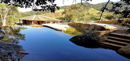 Una piscina al aire libre