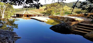 Una piscina al aire libre