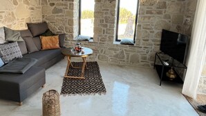Smart TV, fireplace - Quiet house in southern Crete, picturesque sea and mountain views, beach within walking distance (Pitsidia)