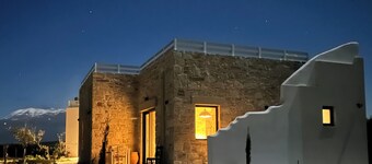 Quiet house in southern Crete, picturesque sea and mountain views, beach within walking distance
