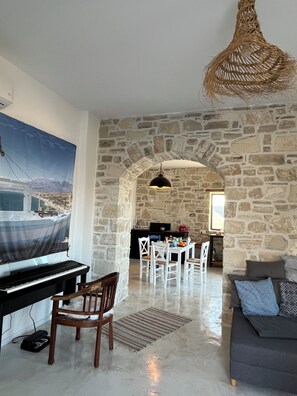 Smart TV, fireplace