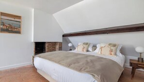 2 habitaciones, escritorio, tabla de planchar con plancha y wifi gratis 