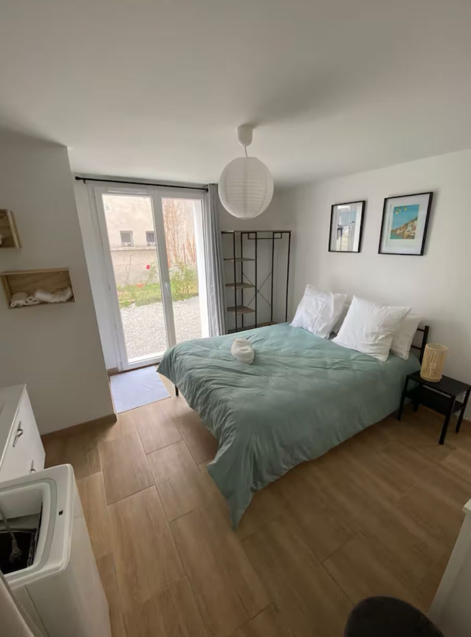Une chambre à coucher avec un lit, un bureau et une fenêtre.
