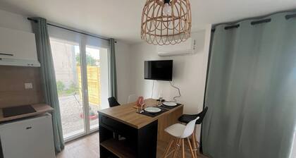 Le happynous cosy, air-conditioned, wifi, private parking