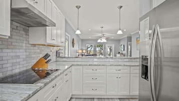 Frigorífic, microones, forn i placa de cuina