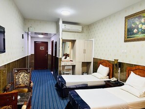 Cofres nos quartos, cortinas blackout, quartos à prova de som