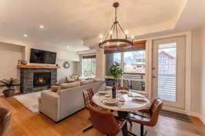 Dining - Top floor 2 level w hot tub - Modern Mountain Oasis (Canmore)