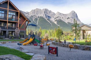 Children's area - Top floor 2 level w hot tub - Modern Mountain Oasis (Canmore)