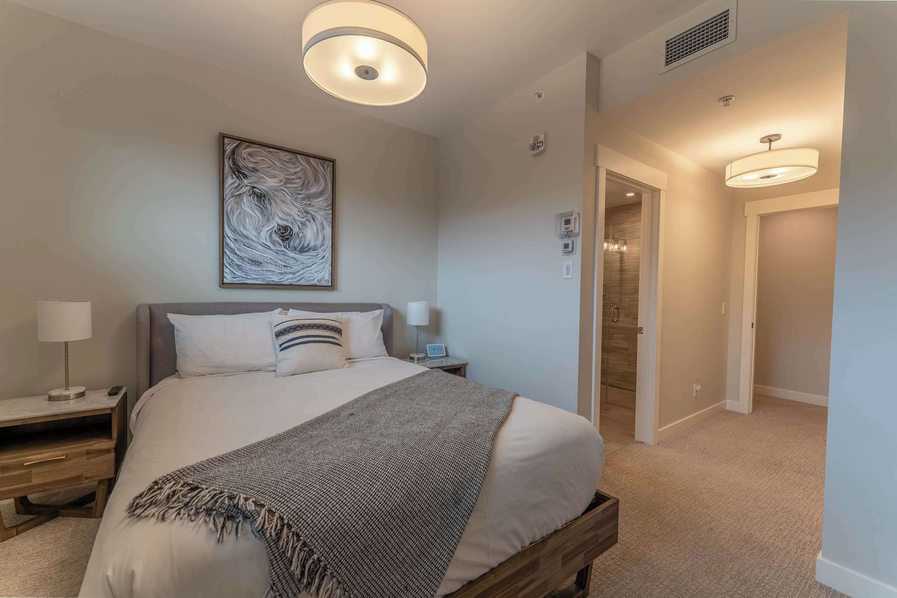 2 soverom, skrivebord, strykejern/-brett og reiseseng for barn