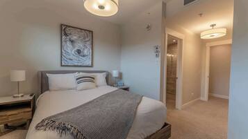 2 soverom, skrivebord, strykejern/-brett og reiseseng for barn