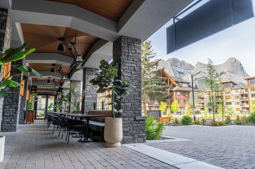 Top floor 2 level w hot tub - Modern Mountain Oasis