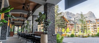 Top floor 2 level w hot tub - Modern Mountain Oasis