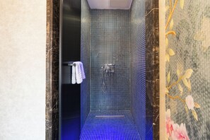 Buồng tắm vòi sen, đồ dùng nhà tắm miễn phí, máy sấy tóc 