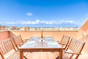 Apartment | Balcony - Beautiful Apartment With View (Roses)