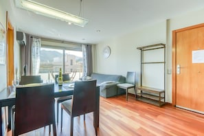 Apartment | Living room | Fireplace - Beautiful Apartment With View (Roses)