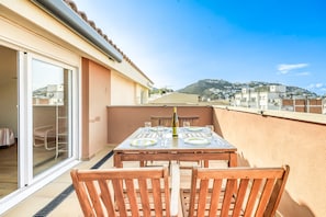 Apartment | Balcony - Beautiful Apartment With View (Roses)