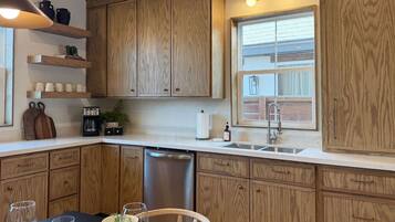 Coffee/tea maker, fridge, microwave, oven