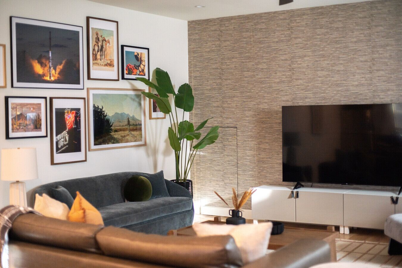 Een smart-tv en een tafeltennistafel