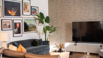 Een smart-tv en een tafeltennistafel