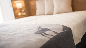 A hotel room with a bed, pillows, and a wall-mounted light fixture. - Apartment in Salzburg With Sunny Terrace (Wagrain)