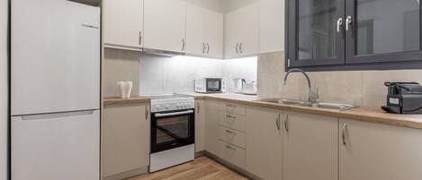 Apartemen Mewah, pemandangan kota | Dapur pribadi | Lemari es besar, microwave, oven, dan kompor