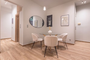 Luxury-Apartment, Stadtblick | Wohnbereich