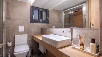 Luxury Apartment, City View | Bathroom | Shower, free toiletries, hair dryer, towels
