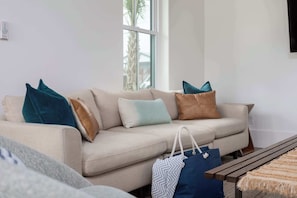 Smart TV, reproductor de DVD, libros y biblioteca musical