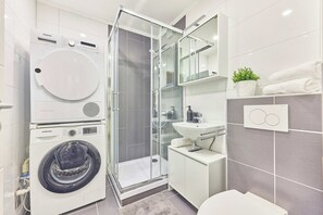 Ducha, toallas, jabón, papel higiénico