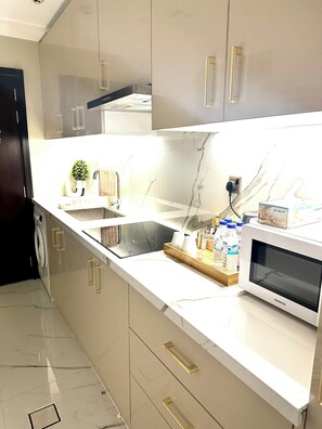 Réfrigérateur, micro-ondes, plaque de cuisson, bouilloire électrique