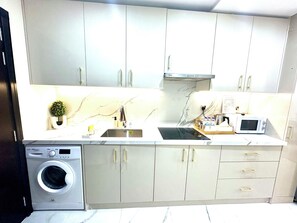 Réfrigérateur, micro-ondes, plaque de cuisson, bouilloire électrique