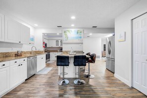 Een koelkast, een microgolfoven, een oven, een kookplaat