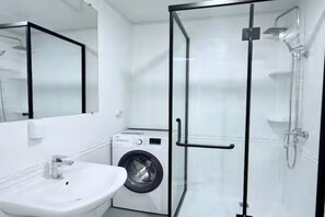 Een douche, een haardroger, handdoeken, zeep