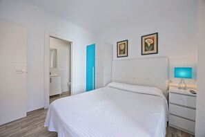 Apartemen Standar, 2 kamar tidur, pemandangan kota | Tirai kedap cahaya, setrika/meja setrika, dan Wi-Fi gratis