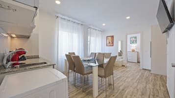 Apartamento estándar, 2 habitaciones, vistas a la ciudad | Zona de estar | Una televisión de pantalla plana